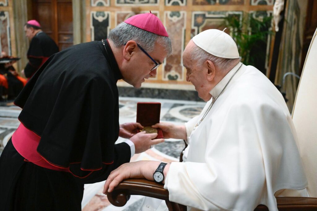 Papa Francisco recebeu medalha do 5.º Congresso Eucarístico Nacional